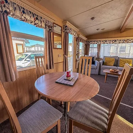 Spacious Caravan For Hire With Decking By The Beach In Suffolk Ref 40094Nd Lowestoft Exterior photo