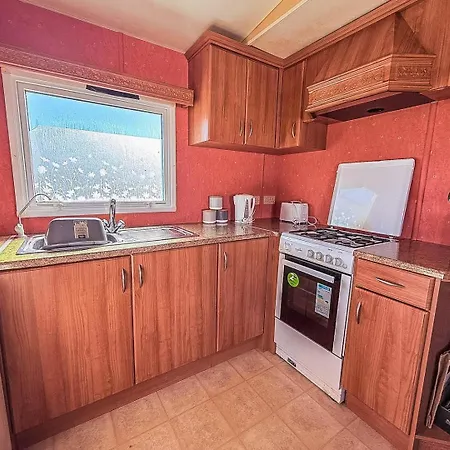 Spacious Caravan For Hire With Decking By The Beach In Suffolk Ref 40094Nd Lowestoft Exterior photo