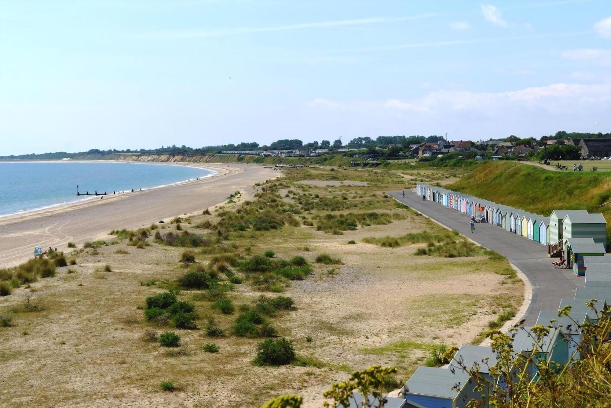 Spacious Caravan For Hire With Decking By The In Suffolk Ref 40094nd