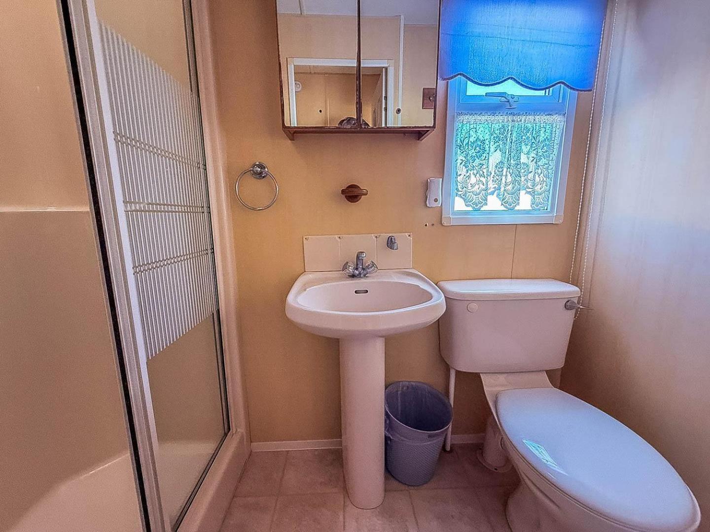 Spacious Caravan For Hire With Decking By The In Suffolk Ref 40094nd *