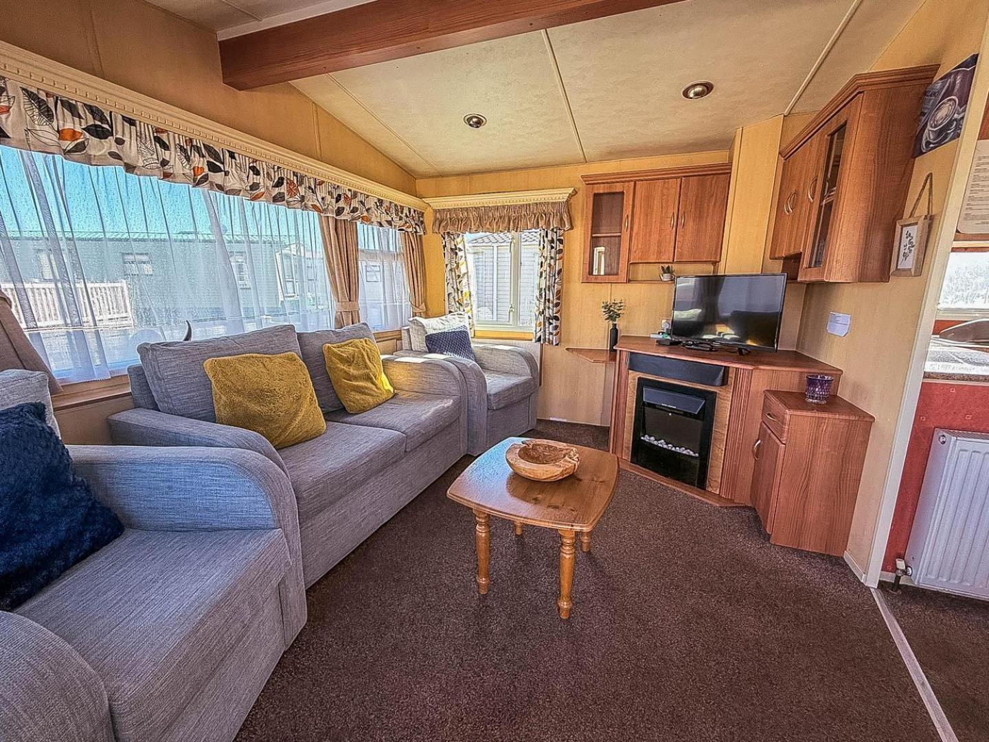 Campsite Spacious Caravan For Hire With Decking By The In Suffolk Ref 40094nd *