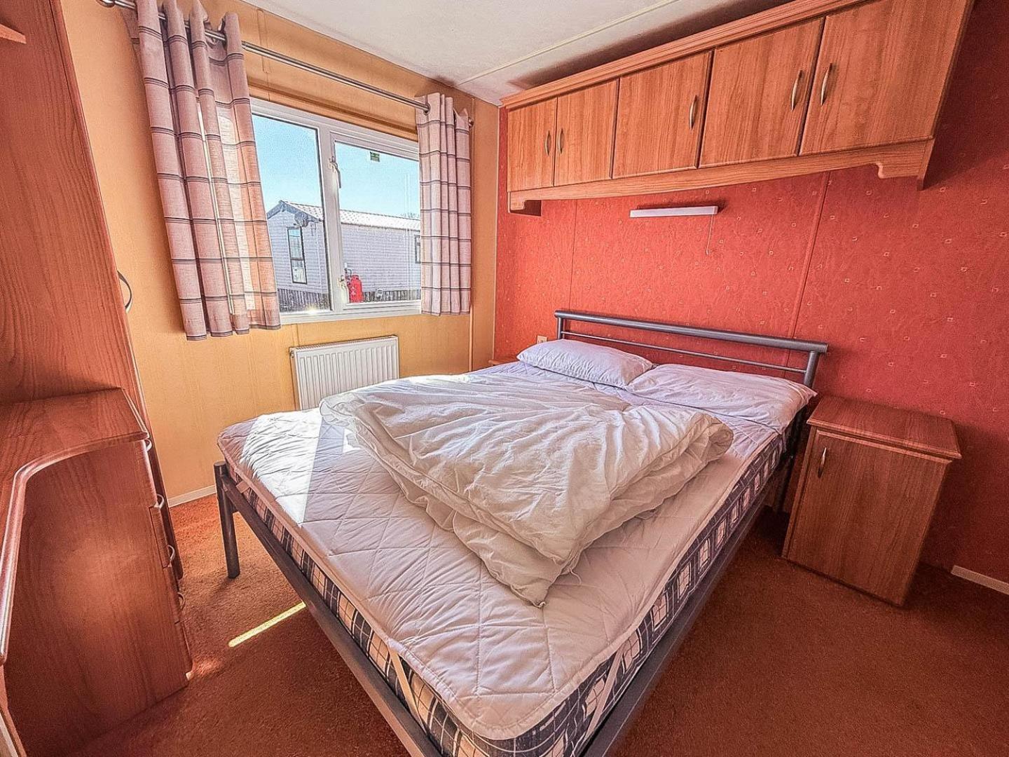 Spacious Caravan For Hire With Decking By The In Suffolk Ref 40094nd *