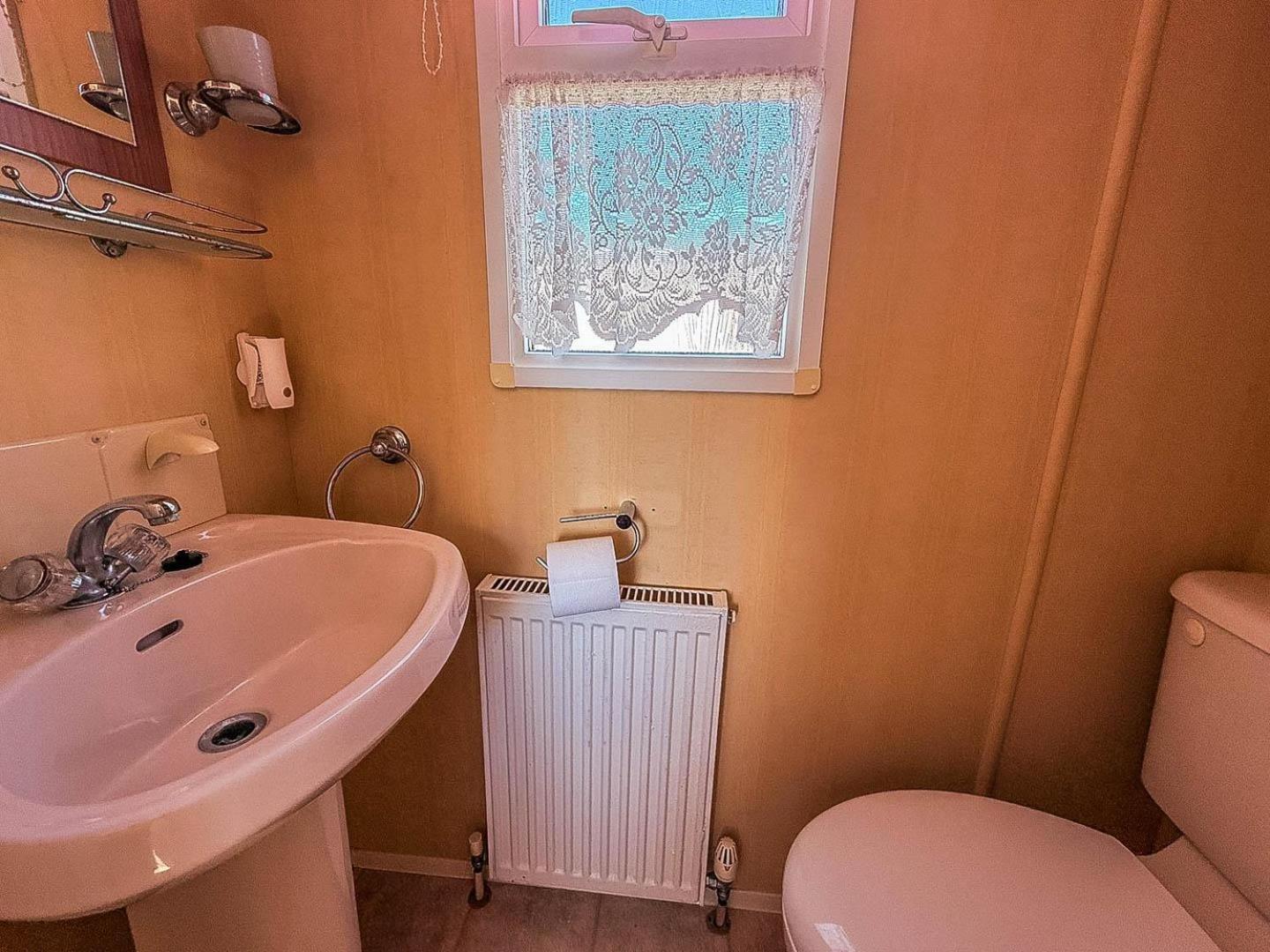 Spacious Caravan For Hire With Decking By The In Suffolk Ref 40094nd * Lowestoft