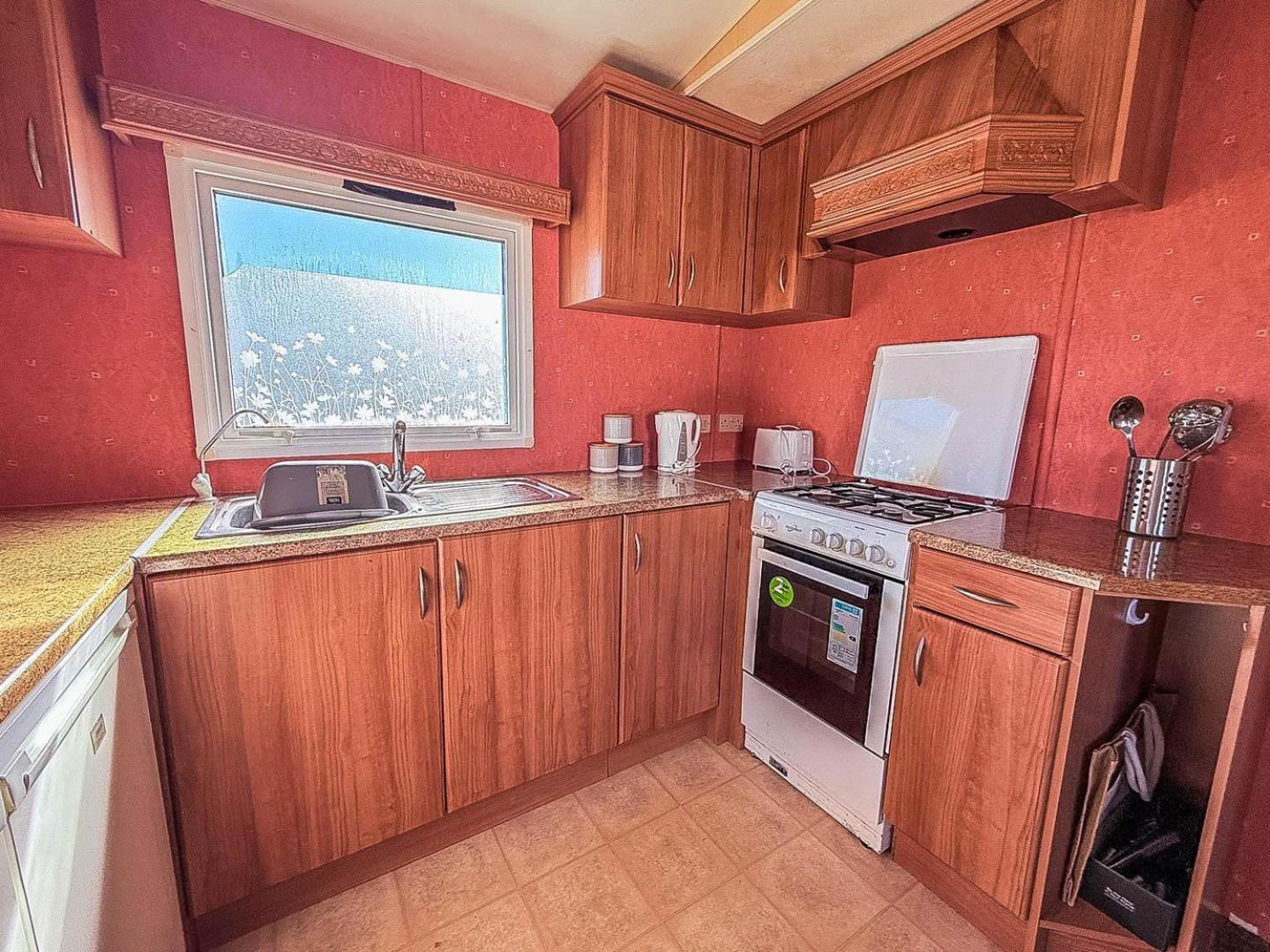 Campsite Spacious Caravan For Hire With Decking By The In Suffolk Ref 40094nd